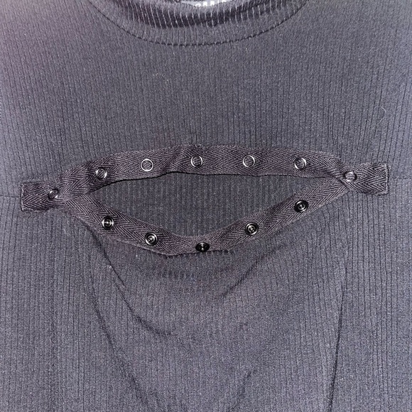 Torrid Black Sleeveless Mock Neck Ribbed Tank Top with Keyhole Cutout Size 1 - Picture 2 of 4